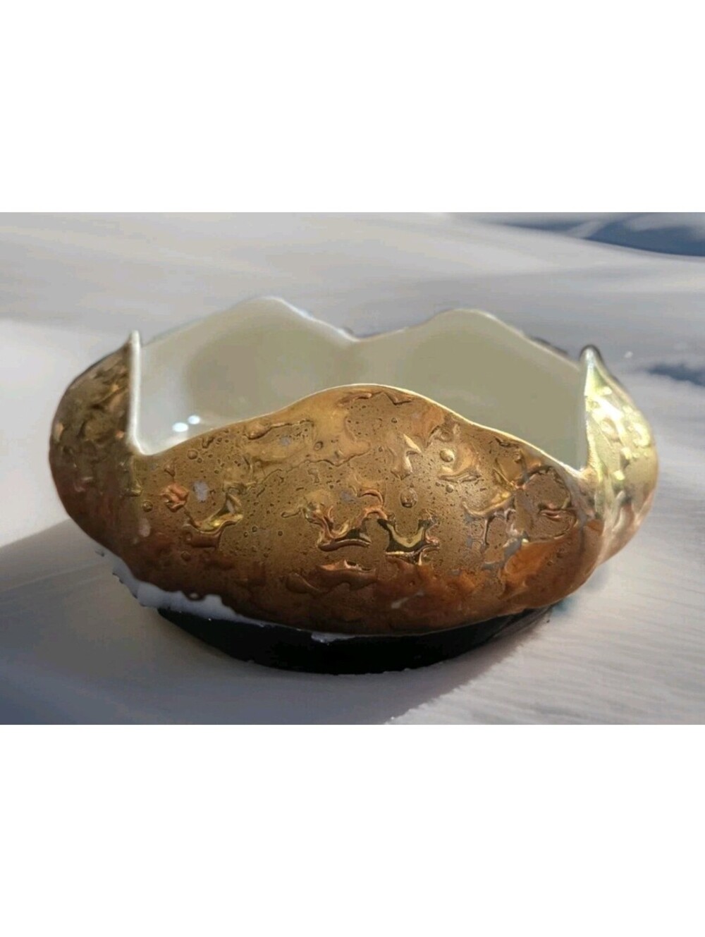 Queen Pottery 22 Kt Weeping Gold 6" Candy,Trivet Jewelry Ceramic Dish. Tiny Chip